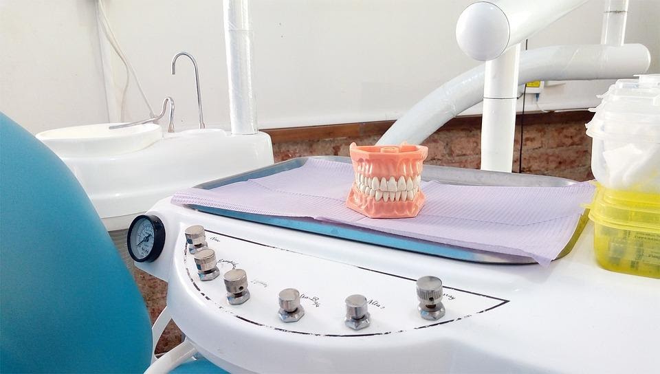 Como são curadas as fraturas ósseas anatomia: as próteses dentárias são fundamentais para recuperar a saúde da boca em caso de perda óssea. | Foto: Pixabay.