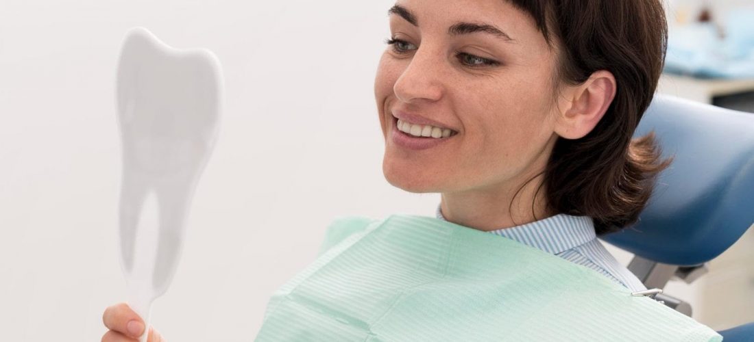 Implantes dentários em clínica odontológica